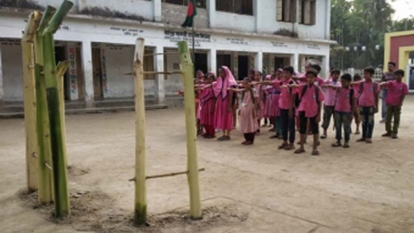 কলাগাছের তৈরি শহীদ মিনারে শ্রদ্ধা প্রদান