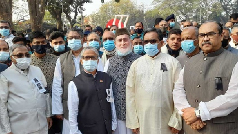 কেন্দ্রীয় শহীদ মিনারে ভাষা শহীদদের প্রতি শ্রদ্ধা নিবেদন শেষে কথা বলছেন প্রধান বিচারপতি হাসান ফয়েজ সিদ্দিকী