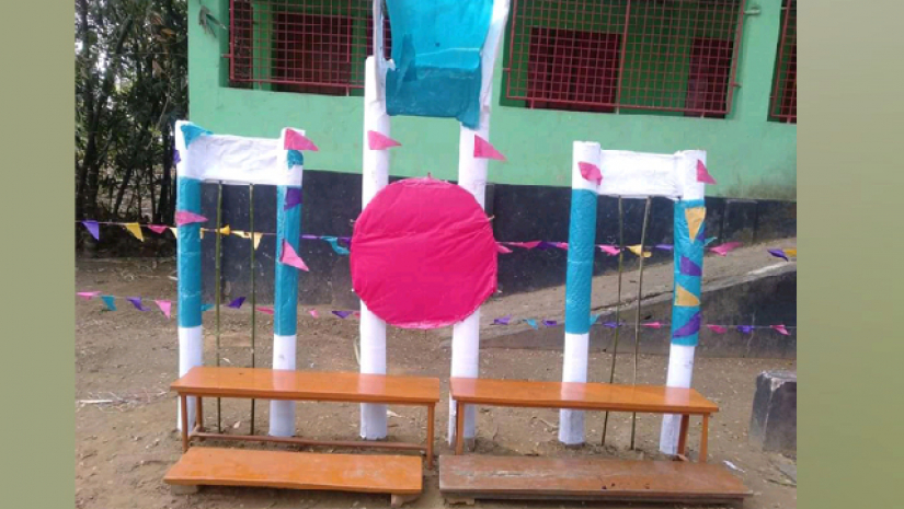 শহীদ মিনার নেই বিদ্যালয়ে, কলাগাছে শিক্ষার্থীদের শ্রদ্ধা 