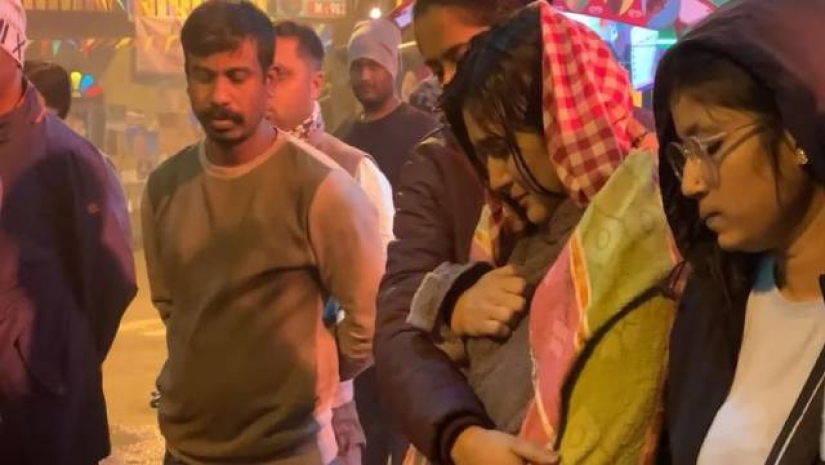 মিথিলার দু’চোখ অশ্রুসিক্ত হয়ে পড়ে, কাঁদেন অঝোরে