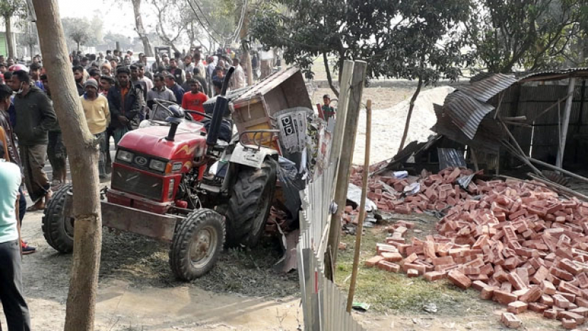 কোচিং সেন্টারে ঢুকে পড়ে ট্রাক্টর