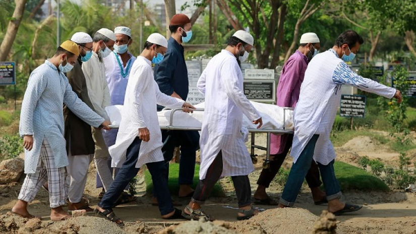 করোনায় মৃত ব্যক্তির লাশ নিয়ে যাওয়া হচ্ছে