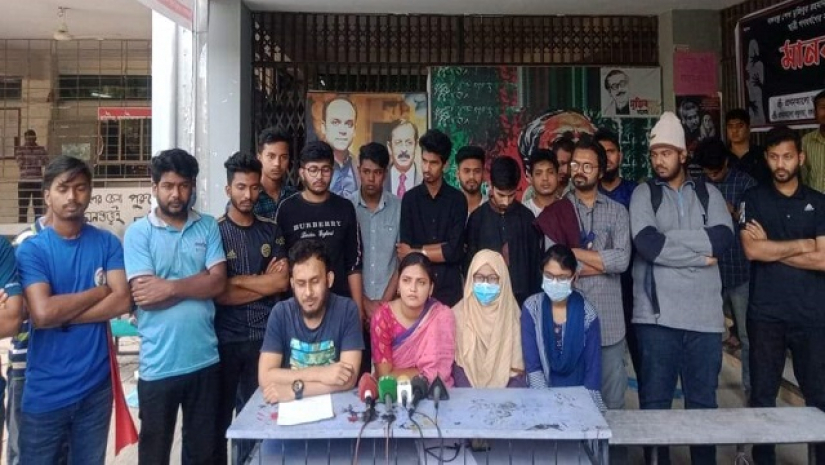 সংবাদ সম্মেলনে শিক্ষার্থীরা