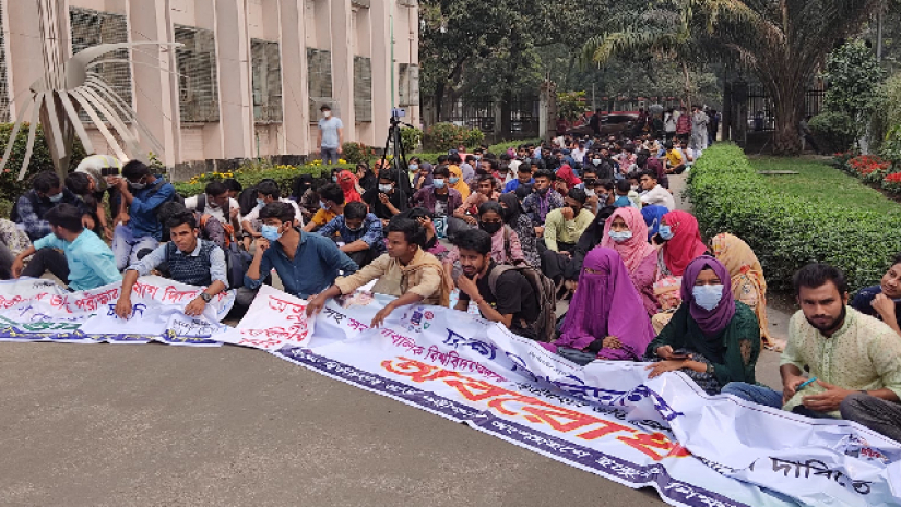 ভিসি ভবনের সামনে শিক্ষার্থীরা