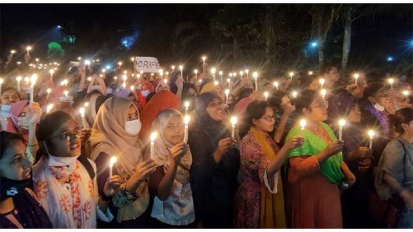 ছাত্রী ধর্ষণের ঘটনাকে কেন্দ্র থেকে বিশ্ববিদ্যালয়টিতে ব্যাপক বিক্ষোভ চলছে
