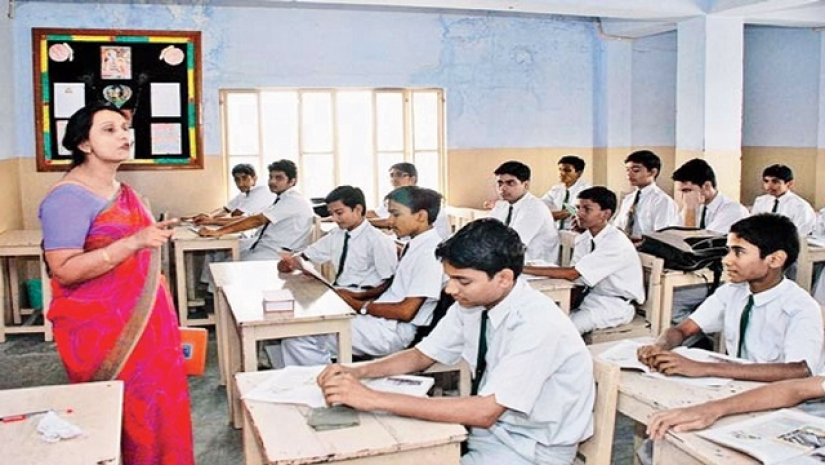 ক্লাস নিচ্ছেন শিক্ষক