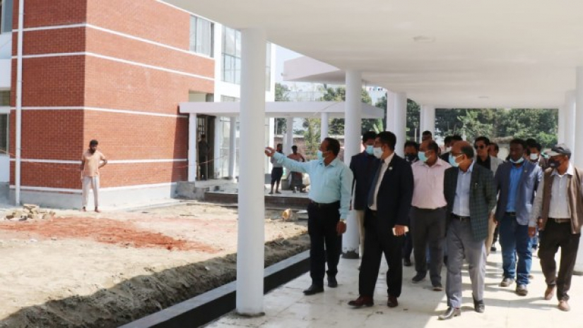 হাবিপ্রবির উন্নয়ন কাজ সরেজমিনে পরিদর্শন করছেন শিক্ষাসচিব।