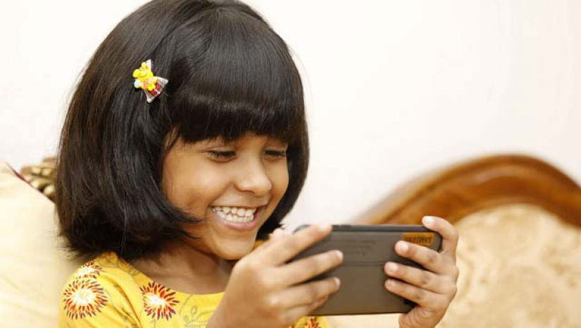 অনলাইনে গেমস খেলছে শিশু