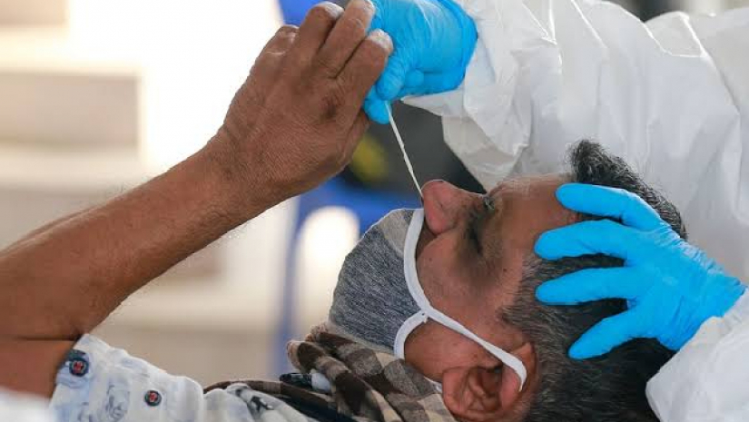 করোনা পরীক্ষার নমুনা সংগ্রহ করা হচ্ছে