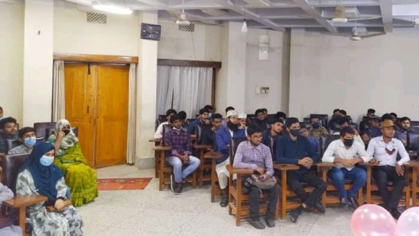 সিওয়াইবির নবীন বরণ অনুষ্ঠানে রাবির শিক্ষার্থীরা।