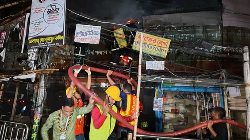 আগুনে ক্ষতিগ্রস্ত বইয়ের মার্কেট