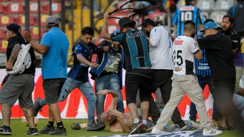 মেক্সিকোর দুই ফুটবল ক্লাবের মধ্যকার ম্যাচে দর্শক-সমর্থকদের মারামারির দৃশ্য।