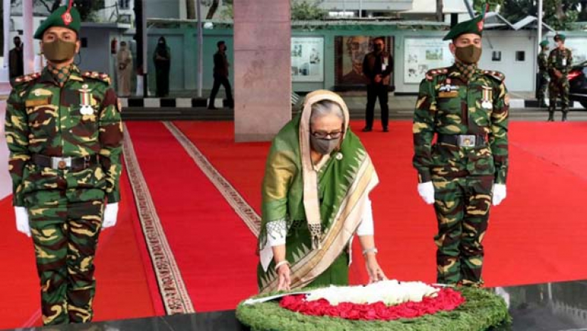 বঙ্গবন্ধুর প্রতিকৃতিতে প্রধানমন্ত্রীর শ্রদ্ধা