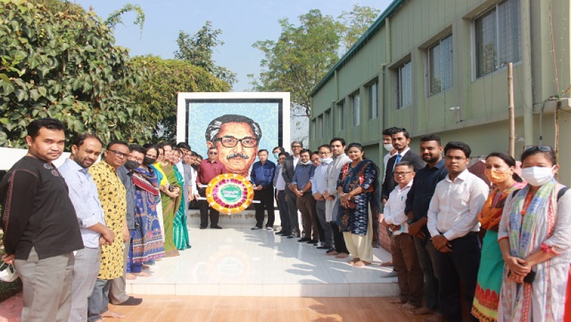 বঙ্গবন্ধু ম্যুরালে পুস্পস্তবক অর্পণ 