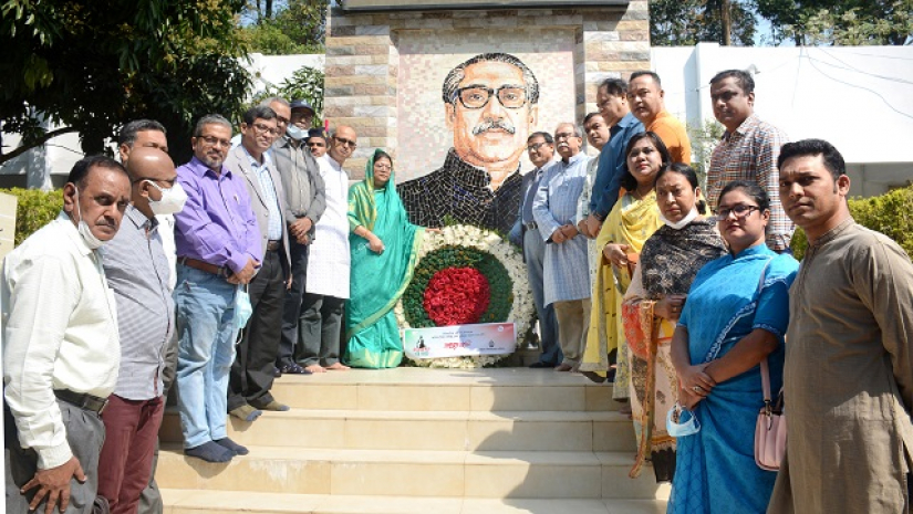 বঙ্গবন্ধু শেখ মুজিবুর রহমানের প্রতিকৃতিতে পুষ্পস্তবক অর্পণ
