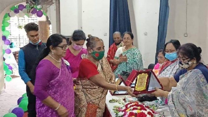 সম্মাননা স্মারক প্রদান 