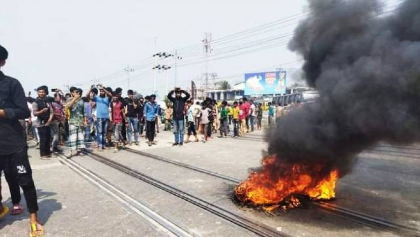 তিন ছাত্রীর মৃত্যুর পর স্থানীয়রা মহসড়ক অবরোধ করে বিক্ষোভ শুরু করেন
