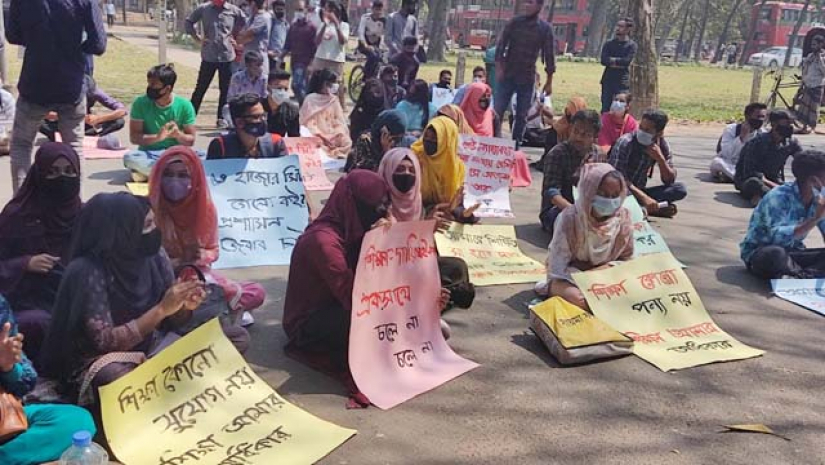 ফাঁকা আসন পূরণের দাবিতে ঢাবিতে অবস্থান কর্মসূচি