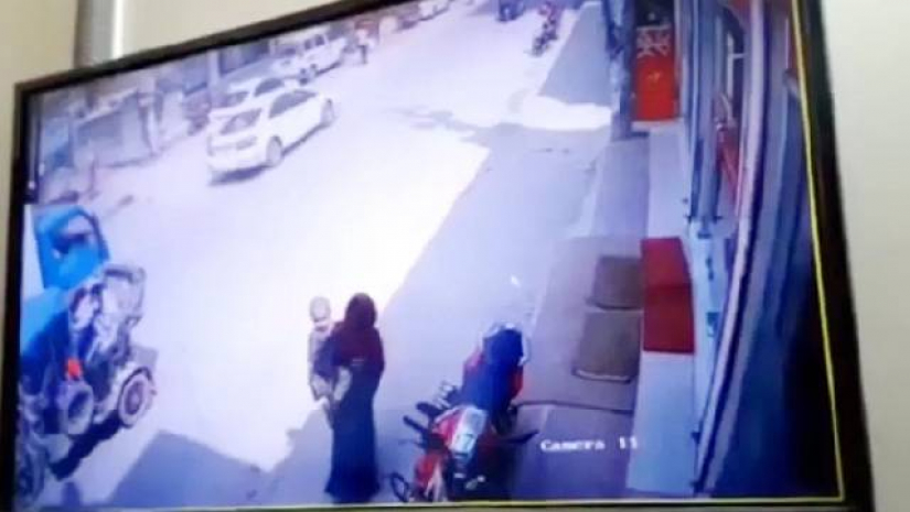 শিশুকে নিয়ে পালাচ্ছেন নারী