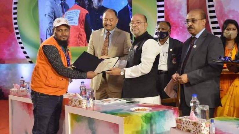 সম্মাননা স্মারক নিচ্ছেন মাসুম 