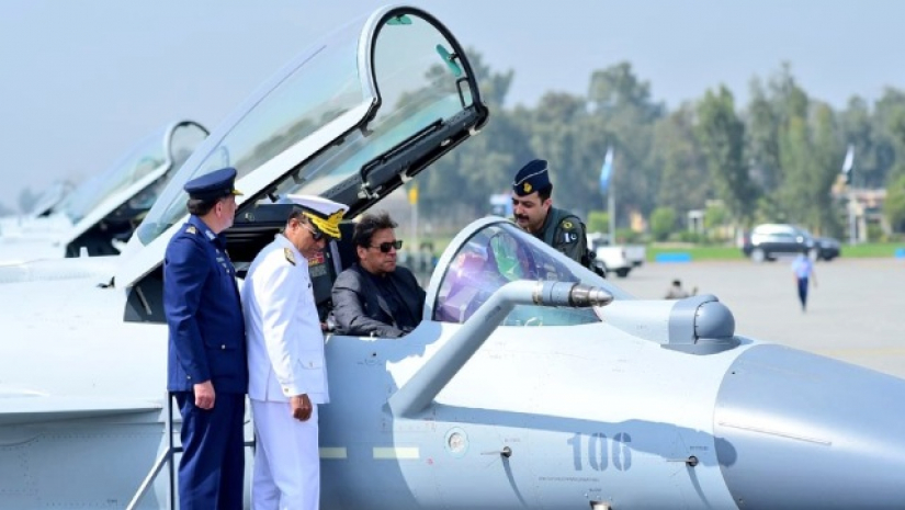  জে-১০ সি যুদ্ধবিমান পর্যবেক্ষণ করছেন পাকিস্তানের প্রধানমন্ত্রী ইমরান খান।