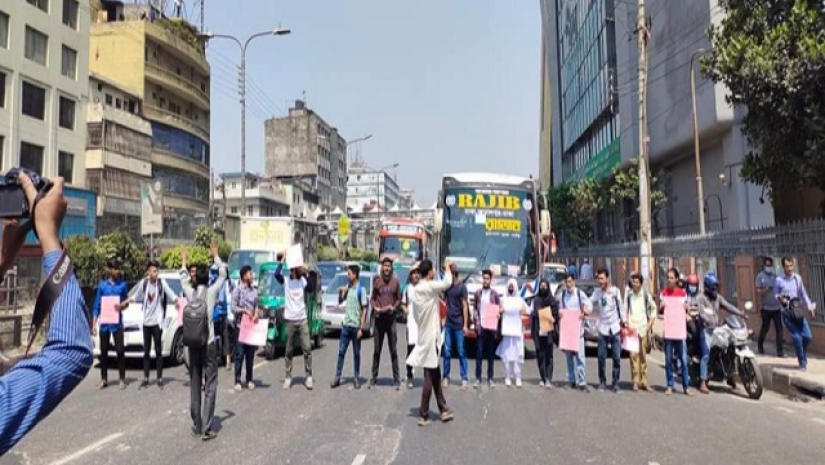 সড়ক অবরোধ করে আন্দোলনরত শিক্ষার্থীরা