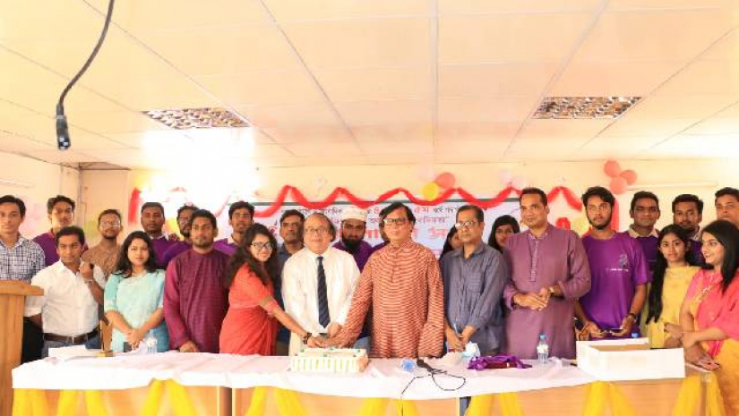 সাংবাদিকতা বিভাগের ৫ম বর্ষে পদার্পণ উপলক্ষে কেক কাটা হচ্ছে 