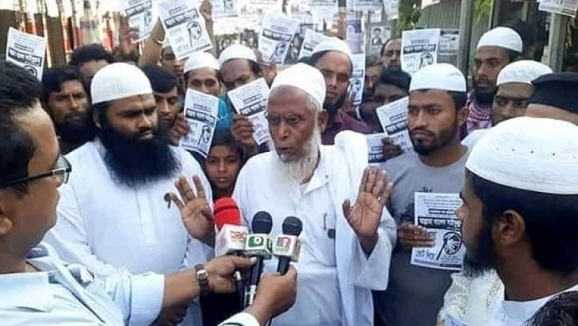 বক্তব্য রাখছেন মাওলানা খালেদ সাইফুল্লাহ