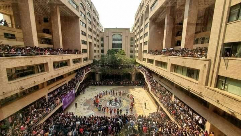 নর্থ সাউথ বিশ্ববিদ্যালয়ে শিক্ষার্থীদের বরণ করে নেওয়ার জন্য আয়োজন করা হয় ফ্ল্যাশ মবের