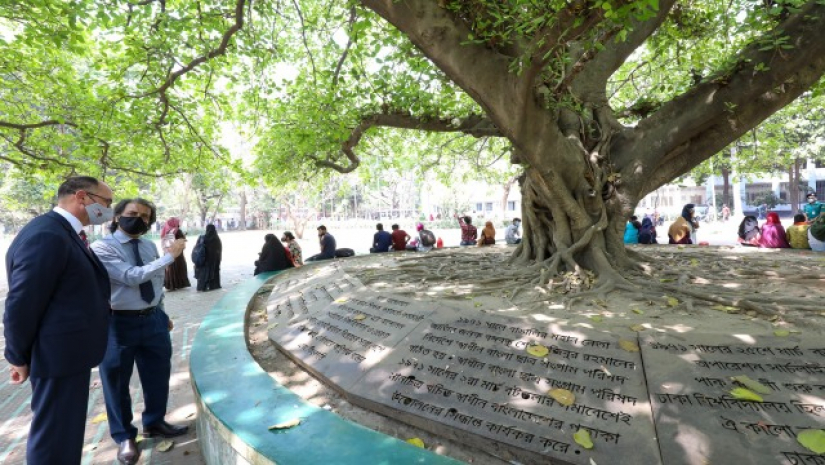 ঢাকা বিশ্ববিদ্যালয়ের বটতলার ঐতিহাসিক বটগাছ পরিদর্শনে যুক্তরাষ্ট্রের নতুন রাষ্ট্রদূত পিটার হাস, সাথে বিশ্ববিদ্যালয়ের প্রক্টর ড. এ কে এম গোলাম রব্বানী