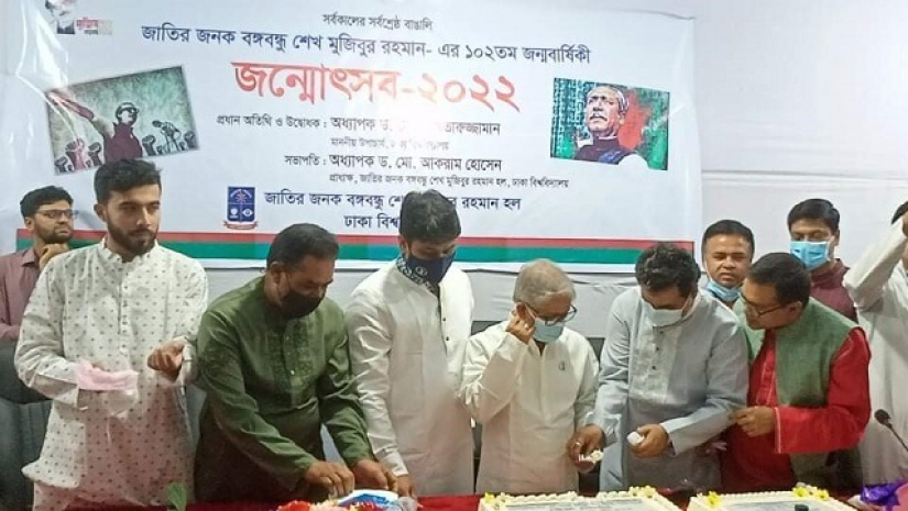 রাত ১২টা ১ মিনিটে প্রথম প্রহরে ঢাকা বিশ্ববিদ্যালয়ে কেক কাটা হয়