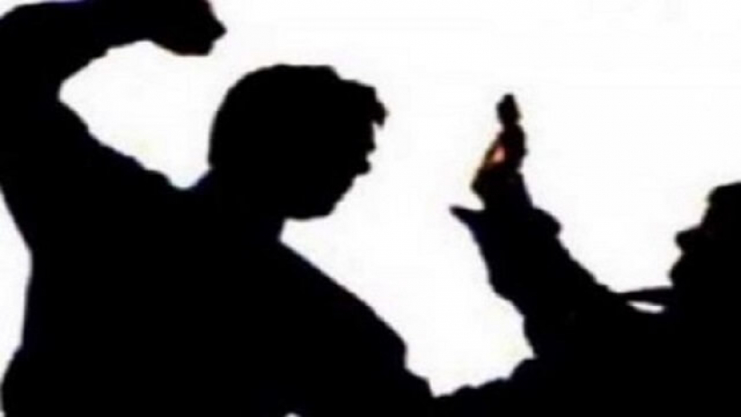 ছেলেকে শাসন করায় শিক্ষককে পেটালেন বাবা, এরপর...