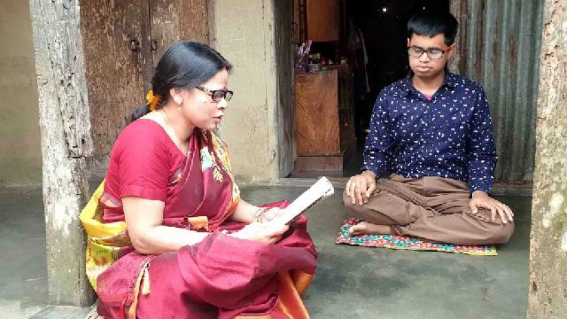 ছেলেকে পড়া মুখস্থ করাচ্ছেন মা ভারতী 