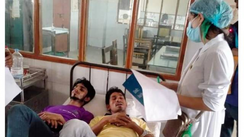 আহত দুই সংবাদকর্মী নগরীর শেরে বাংলা মেডিকেল কলেজ হাসপাতালে ভর্তি রয়েছেন