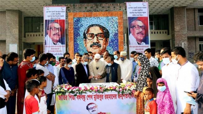 শিশুদের নিয়ে কেক কাটছেন