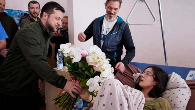 কিশোরীকে ফুল দিচ্ছে জেলেনস্কি