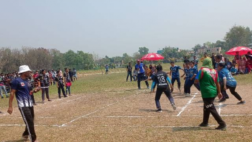 কাবাডি খেলছে মেয়ে দল