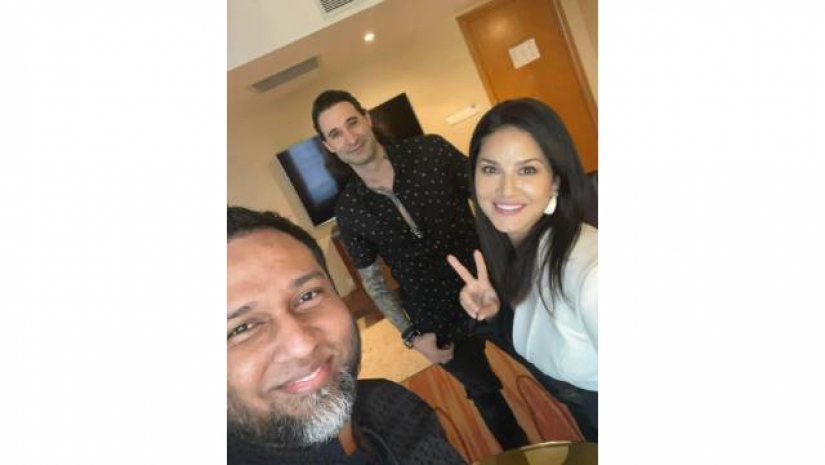 ঢাকায় সানি লিওন দম্পত্তির সঙ্গে তাপস