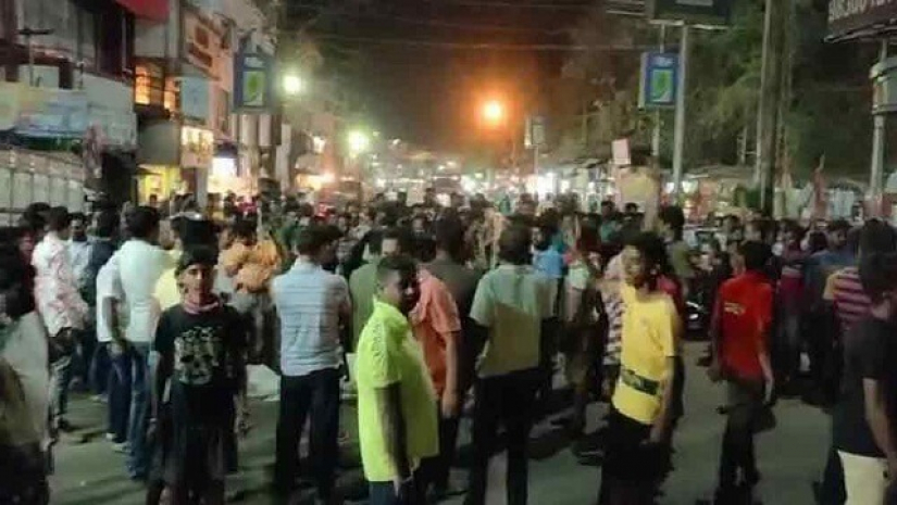 ঝাড়গ্রামে মাধ্যমিক পরীক্ষার্থীর মরদেহ নিয়ে সড়ক অবরোধ করেন স্থানীয় বাসিন্দারা