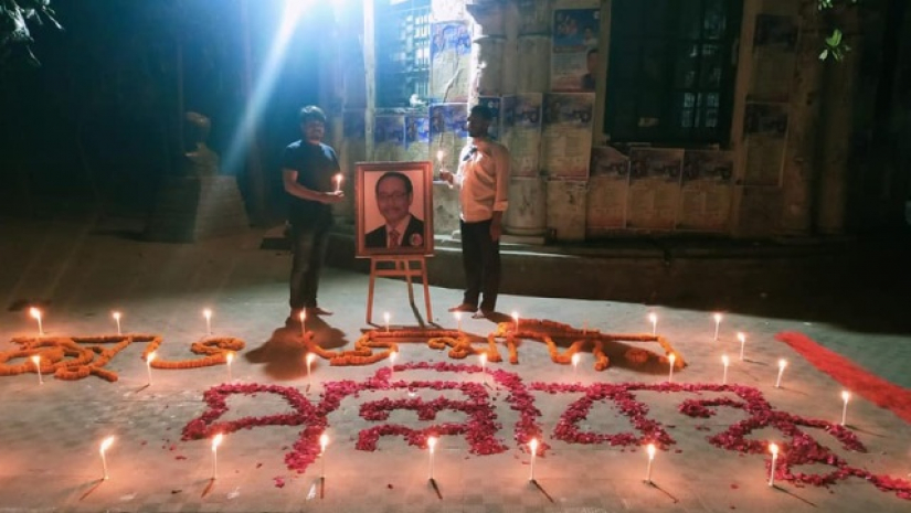 ঢাবির মধুর ক্যান্টিনের সামনে পল্লীবন্ধুর জন্মদিন পালন করছে ছাত্র সমাজ নেতৃবৃন্দ