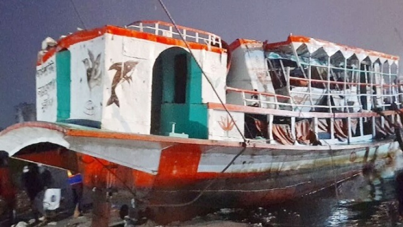 শীতলক্ষ্যা নদী থেকে উদ্ধার করা লঞ্চ এম এল আফসার উদ্দিন