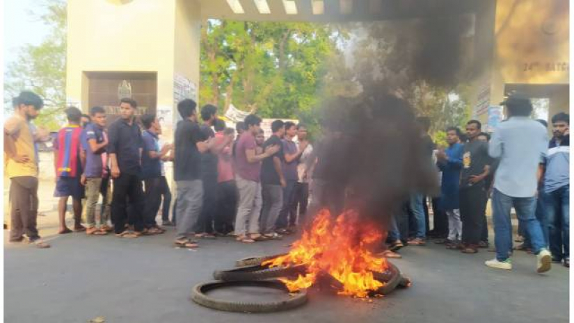 বিশ্ববিদ্যালয়ের প্রধান ফটকে তারা দিয়ে বিক্ষোভ করছেন শিক্ষার্থীরা