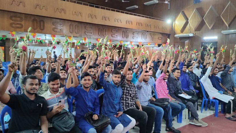 নবীন শিক্ষার্থীদের বরণ