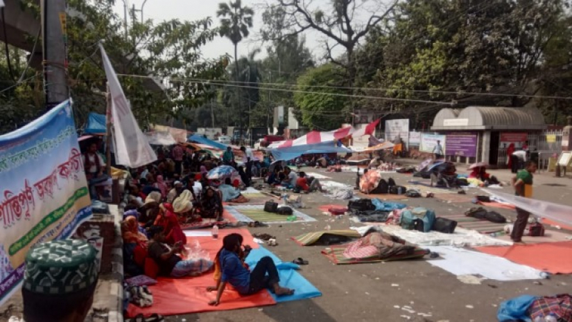 টানা ৪র্থ দিনের মত অবস্থান কর্মসূচিতে প্রতিবন্ধী  স্কুলের শিক্ষক- কর্মচারীরা