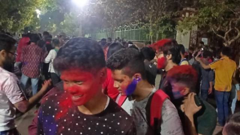 দাবি মেনে নিতেই শিক্ষার্থীদের আবির মেখে উল্লাস শুরু হয়