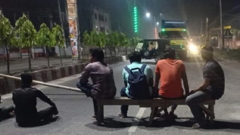 রংপুর-কুড়িগ্রাম মহাসড়ক অবরোধ করেন বেরোবি শিক্ষার্থীরা