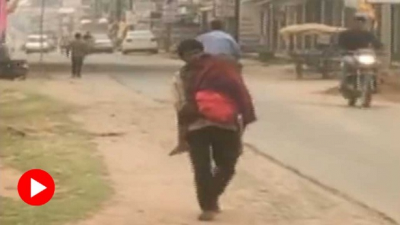 মেয়ের লাশ নিয়ে যাচ্ছেন বাবা