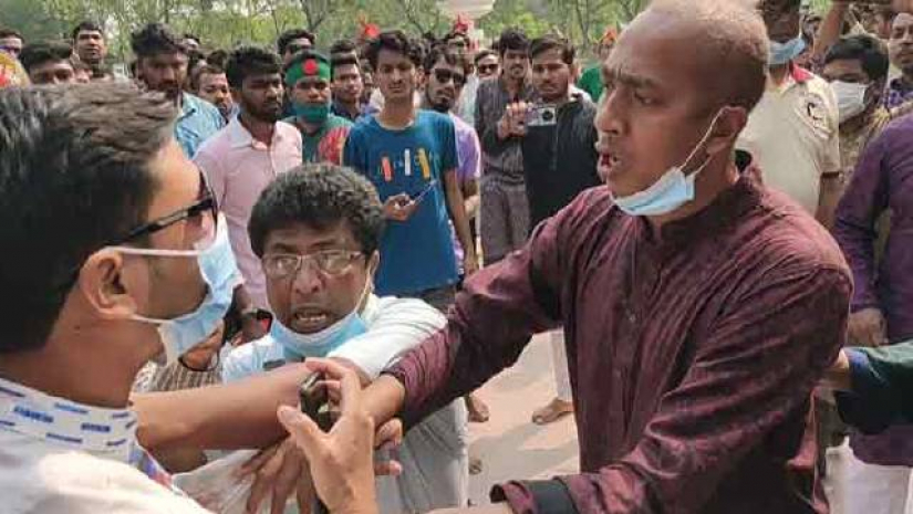 শিক্ষকদের মধ্যে ধস্তাধস্তি