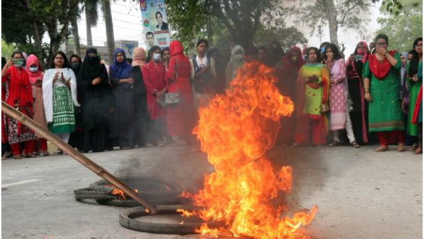 টায়ারে আগুন জ্বালিয়ে ছাত্রীদের বিক্ষোভ