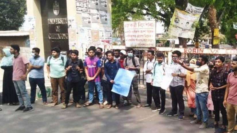 বিশ্ববিদ্যালয়ের প্রধান ফটকে তালা দিয়ে সহপাঠীদের বিক্ষোভ